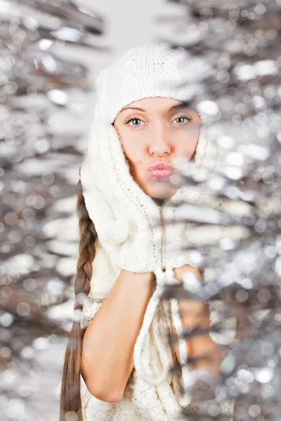 Linda mujer joven en blanco entre la decoración brillante de Navidad —  Fotos de Stock