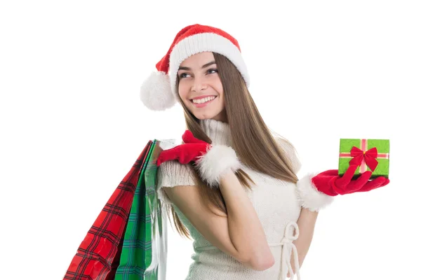Милая девочка-подросток, покупающая подарки на Рождество — стоковое фото