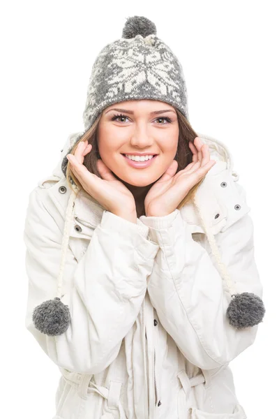 Linda adolescente vistiendo gorro gris sombrero sonriendo — Foto de Stock