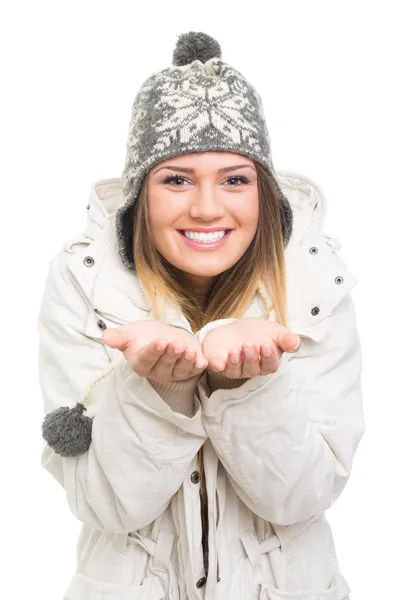 Glückliches Teenager-Mädchen genießt den Winter — Stockfoto