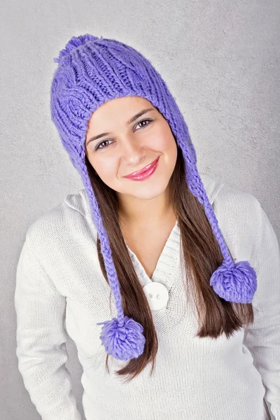 Felice giovane donna carina che indossa cappello beanie viola — Foto Stock