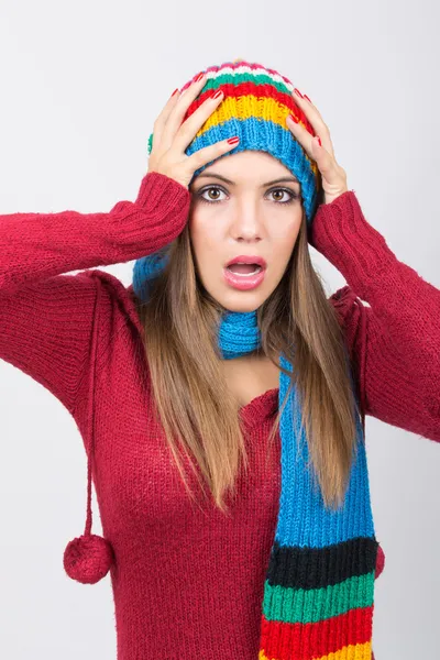 Überraschte Frau in bunter Winterkleidung — Stockfoto