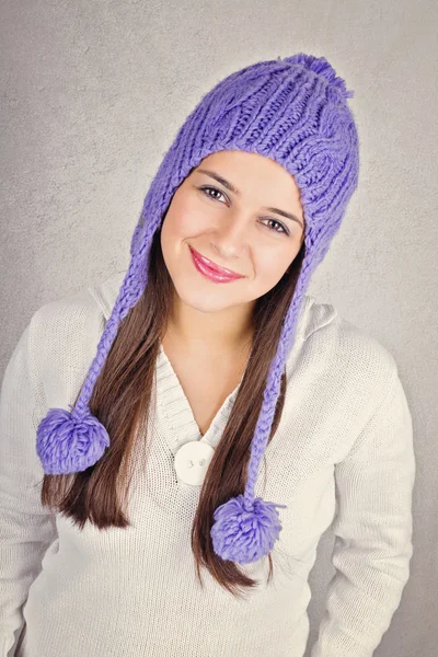 Felice giovane donna con cappello alla moda beanie viola — Foto Stock