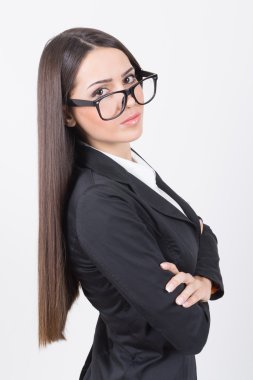 Kendine güvenen genç iş kadını silah ile poz gözlük ile geçti