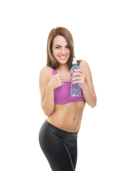 Atractiva mujer fitness positiva sosteniendo botella de agua — Foto de Stock