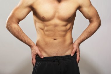 Yakışıklı genç adamın gövde portre