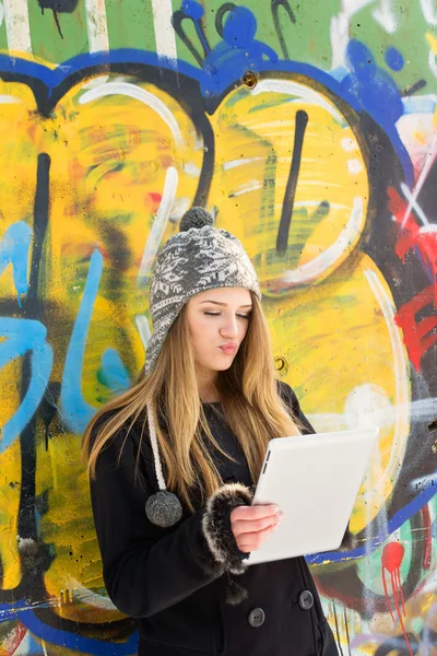 Schattig tienermeisje buitenshuis met behulp van tablet pc — Stockfoto