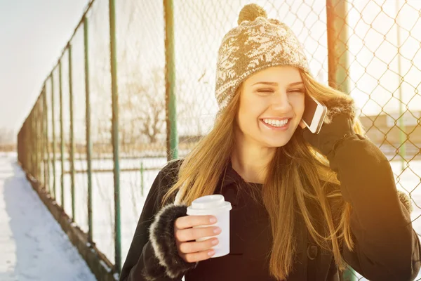 Mutlu genç kadın üzerinde telefon gülerek söz — Stok fotoğraf