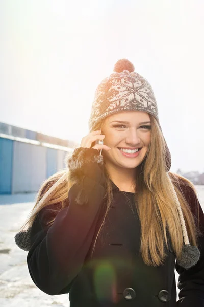 Menina adolescente feliz com chapéu gorro falando ao telefone — Fotografia de Stock