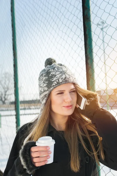 Nettes Teenager-Mädchen am Telefon — Stockfoto