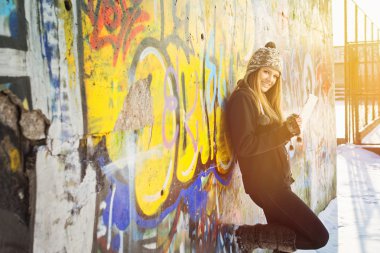 Kışın açık havada tablet bilgisayar ile genç kız