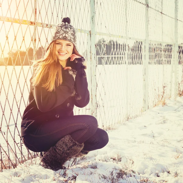 Szczęśliwy nastolatka na zewnątrz w zimie — Zdjęcie stockowe