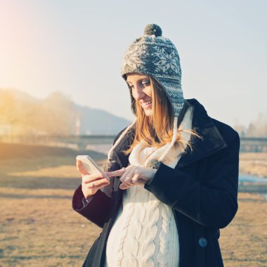 akıllı telefon açık havada hamile genç kızla mutlu