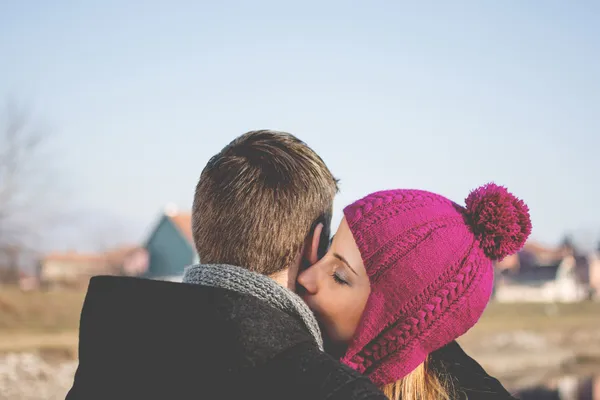 Jovem mulher beijando o pescoço de seu namorado — Fotografia de Stock