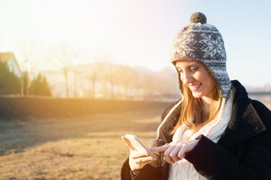 açık havada akıllı telefon kullanan genç öğrenci kadın
