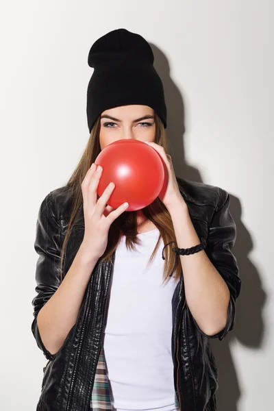 Menina hipster adolescente bonito com um balão vermelho — Fotografia de Stock