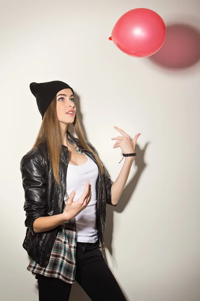 Menina hipster bonito com balão — Fotografia de Stock