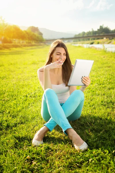 Doğada tablet ile mutlu genç kız — Stok fotoğraf