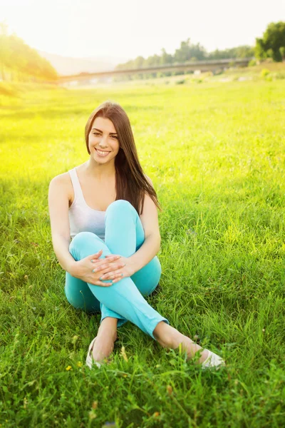 Nette junge Frau, die einen Sommertag in der Natur genießt — Stockfoto