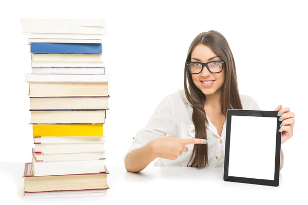 Menina estudante bonito com óculos mostrando tela tablet em branco — Fotografia de Stock