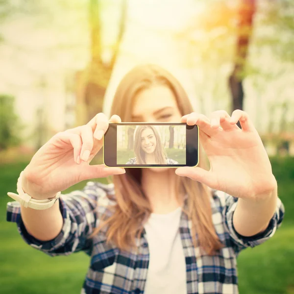 Mooie jonge vrouw nemen van een foto van de selfie met telefoon Rechtenvrije Stockafbeeldingen