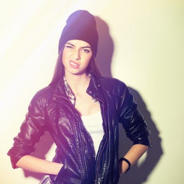 hippi kız bere şapka gösteren tutum ile