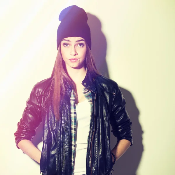 Cute surprised hipster teenage girl with beanie hat — Stock Photo, Image