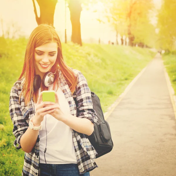 Teenage student meisje met slimme telefoon SMS Stockafbeelding