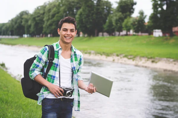 Jonge Spaanse hipster man toerist in Europa — Stockfoto