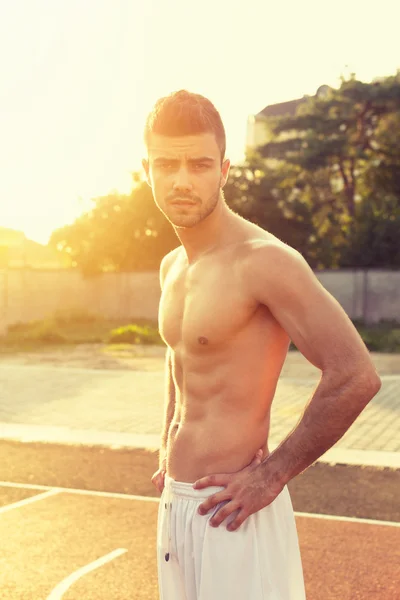 Ajuste sin camisa joven al aire libre en el soleado día de verano Fotos de stock libres de derechos