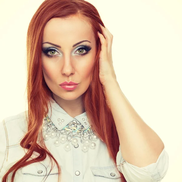 Nádherná mladá žena s představují dlouhé červené vlasy — Stock fotografie