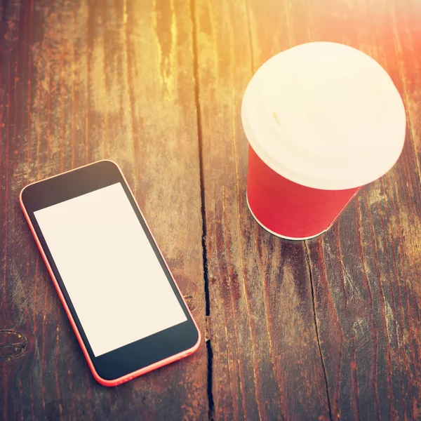 akıllı telefon ve paket servisi olan restoran ahşap yüzeyde açık havada kahve