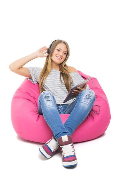 Menina adolescente feliz com fones de ouvido e tablet — Fotografia de Stock