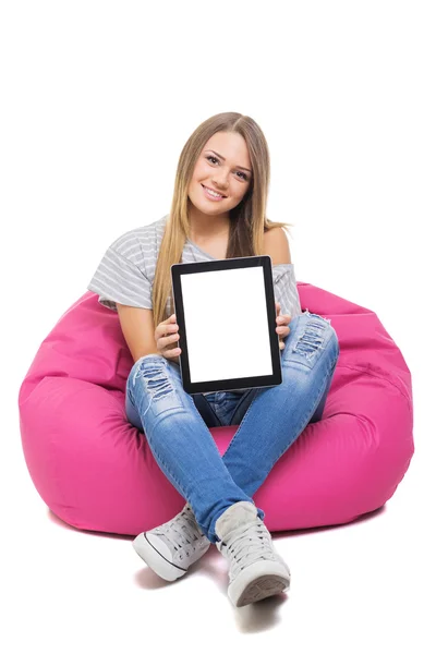 귀여운 십 대 학생 소녀 보여주는 태블릿 백색 스크린 스톡 이미지
