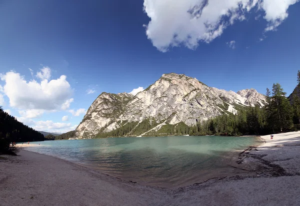 Vista desde el lago Braies — Foto de Stock