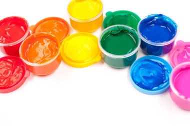 beyaz zemin üzerinde rengarenk boyalar. rainbo düzenlenmiş boyalar