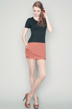 güzel moda kırmızı saçlı siyah ve açık kahverengi dres modelinde