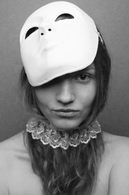 Beyaz maske (sandrakarr bianco) ve beyaz dantel frill güzel bir model. Stüdyo vurdu.