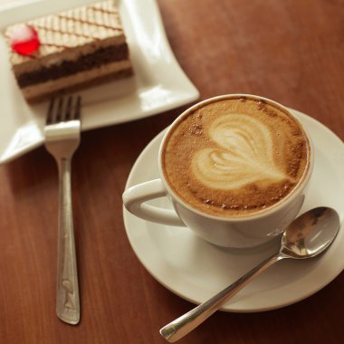 Kupa, kalp üzerinde latte sanat kahve, kahve pasta çizim seviyorum. idoor