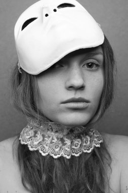 Beyaz maske (sandrakarr bianco) ve beyaz dantel ile güzel bir model