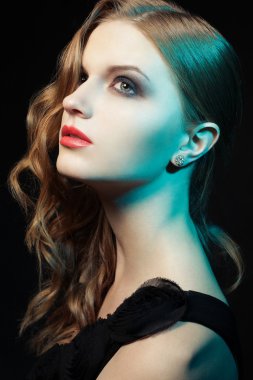 siyah arka plan üzerinde göz alıcı zencefil kız ile. Stüdyo vurdu