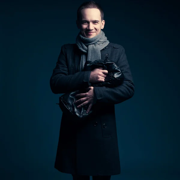 Portrait d'un homme heureux acheteur sur fond bleu foncé. studio — Photo