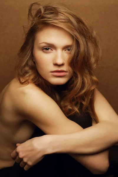 Ahşap üzerine genç güzel kızıl saçlı kızın duygusal portre — Stok fotoğraf