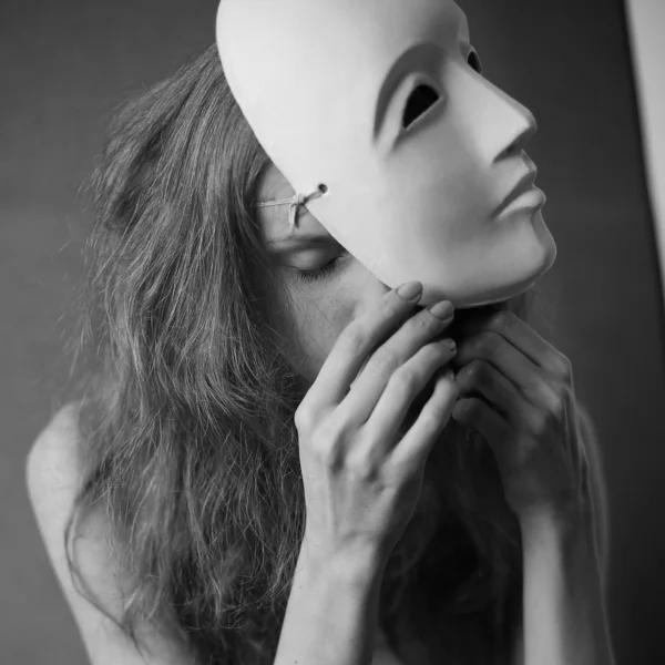 A beautiful model with white mask - volto bianco. studio shot w — Stock Photo, Image