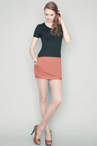 Hermosa modelo de pelo rojo de moda en dres negro y marrón claro —  Fotos de Stock