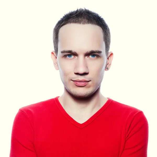 Portret van een modieuze mannelijk model in rode t-shirt over witte b — Stockfoto
