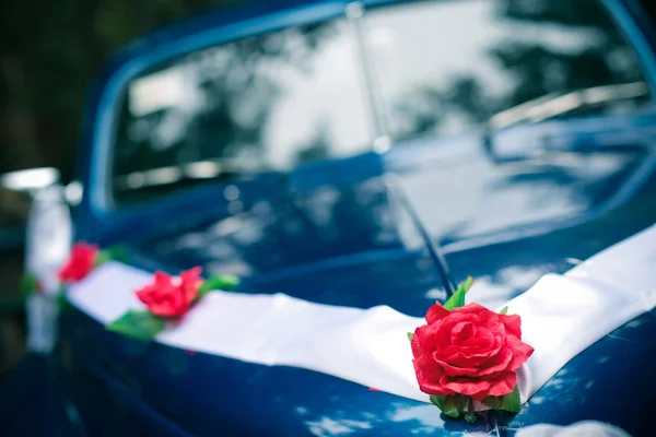 Vintage Wedding Car Decorated with Flowers. Outdoor shot — Stock Photo, Image