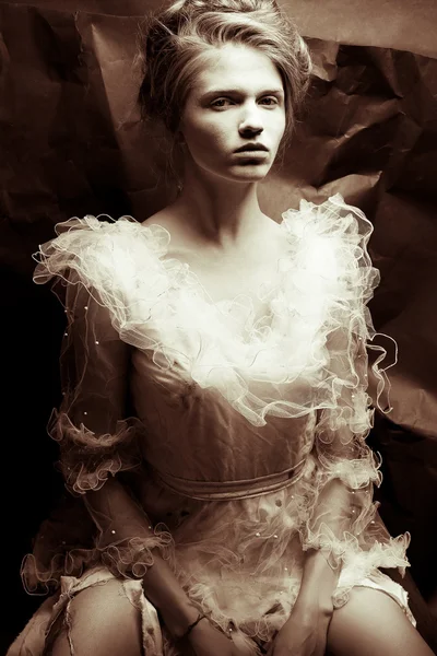 retro tarzı bir kraliçe gibi kırışıklık içinde genç bir kadın portresi