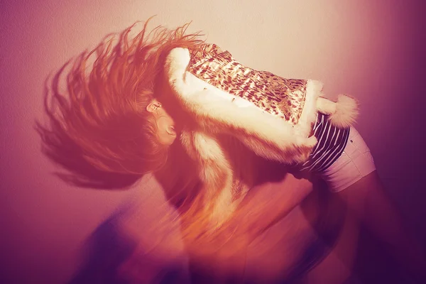 Retrato de una modelo de moda con su pelo largo de jengibre hasta ove —  Fotos de Stock