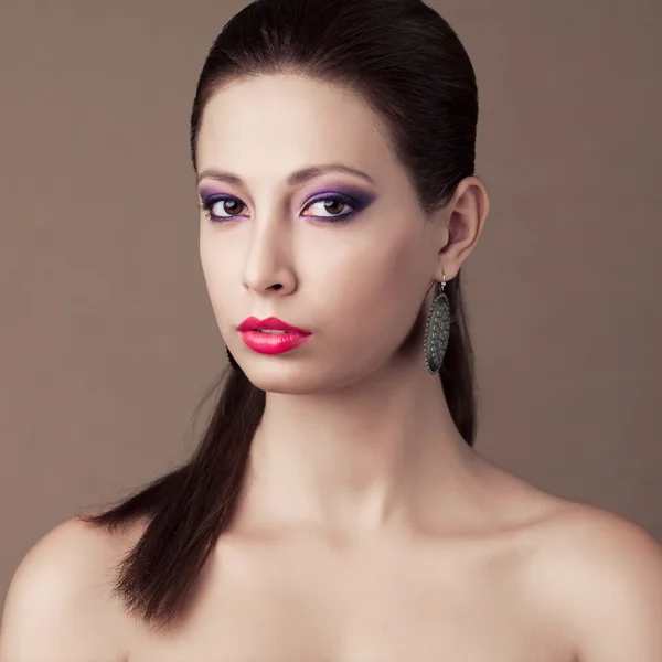 Modelo elegante com cabelo castanho, brincos vintage e grande ma — Fotografia de Stock